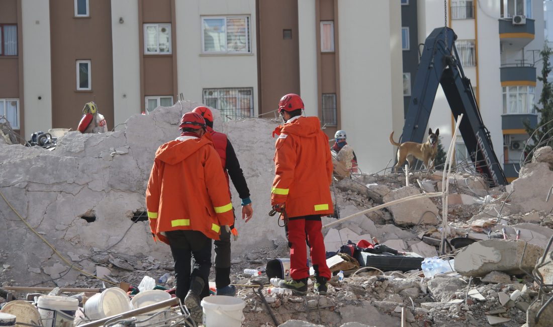 Adana'da asrın felaketinde 56 kişinin hayatını kaybettiği Zeray Apartmanı'nın yıkılmasıyla