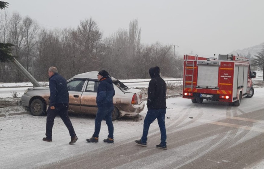 Kütahya'nın Tavşanlı ilçesinde kontrolden çıkan otomobilin orta refüjü aşarak karşı