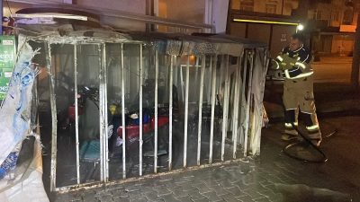 Karaman'da şarja bırakılan 3 elektrikli bisiklet yanarak kullanılamaz hale geldi.