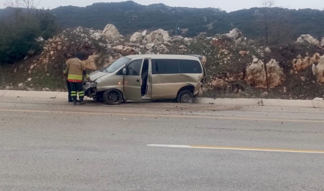 Hatay’da hafif ticari araç ve minibüsün çarpıştı kazada 6 kişi