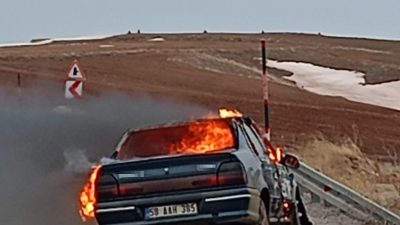 Sivas'ta seyir halindeki bir otomobil motor kısmından alev aldı. Alevlerin
