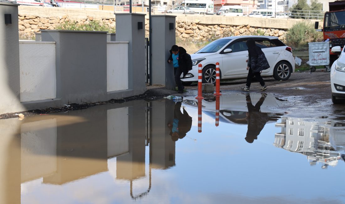 Adana'da iğrenç manzara: Lağımlar sokağa taşıyor, çocuklar üzerinden atlamak zorunda