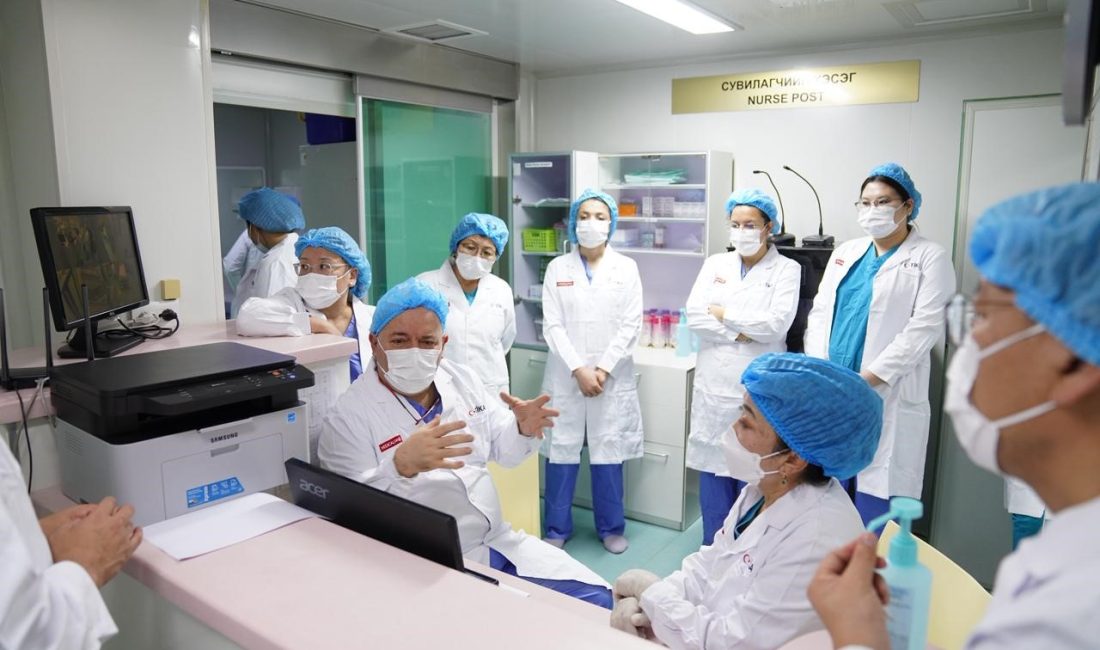 Moğolistan'daki ilk çocuk kemik iliği nakli Türk ve Moğol hekim