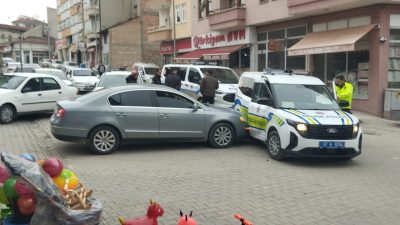 Kastamonu'nun Taşköprü ilçesinde polisin "dur" ihtarına uymayan sürücü kaçan otomobil,