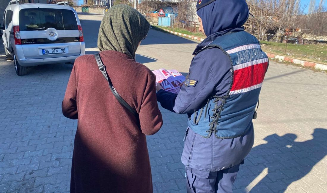 Afyonkarahisar'da jandarma tarafından kadına şiddetle mücadele etkinlikleri çerçevesinde vatandaşlara broşür
