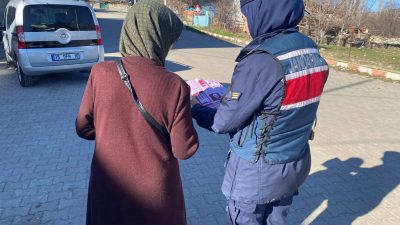 Afyonkarahisar'da jandarma tarafından kadına şiddetle mücadele etkinlikleri çerçevesinde vatandaşlara broşür