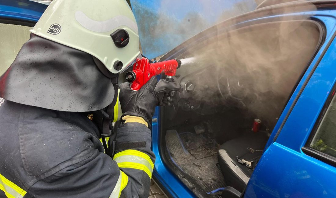 Muğla’nın Dalaman ilçesinde otomobilin ön konsolunda başlayan yangın itfaiye ekiplerinin