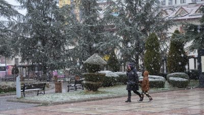 Kastamonu'da vatandaşlar Ramazan ayının ilk gününe kar yağışıyla uyandı.