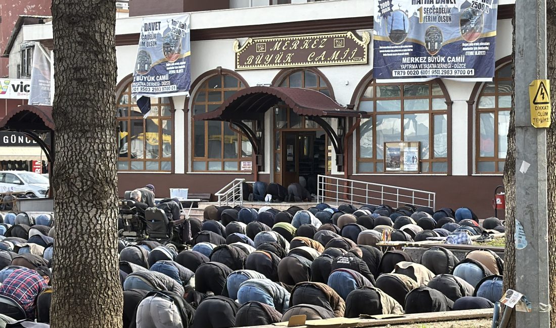 Düzce'de vatandaşlar, Ramazan ayının ilk cuma namazını eda etmek için