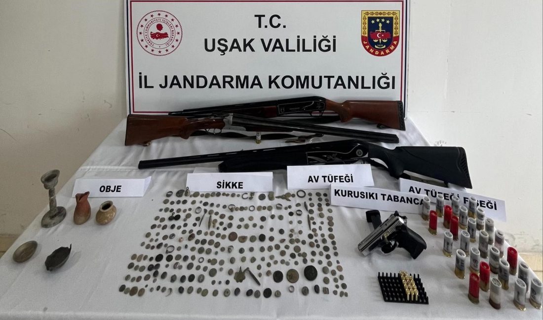 Uşak’ta jandarma ekiplerince düzenlenen operasyonda çok sayıda sikke ve tarihi