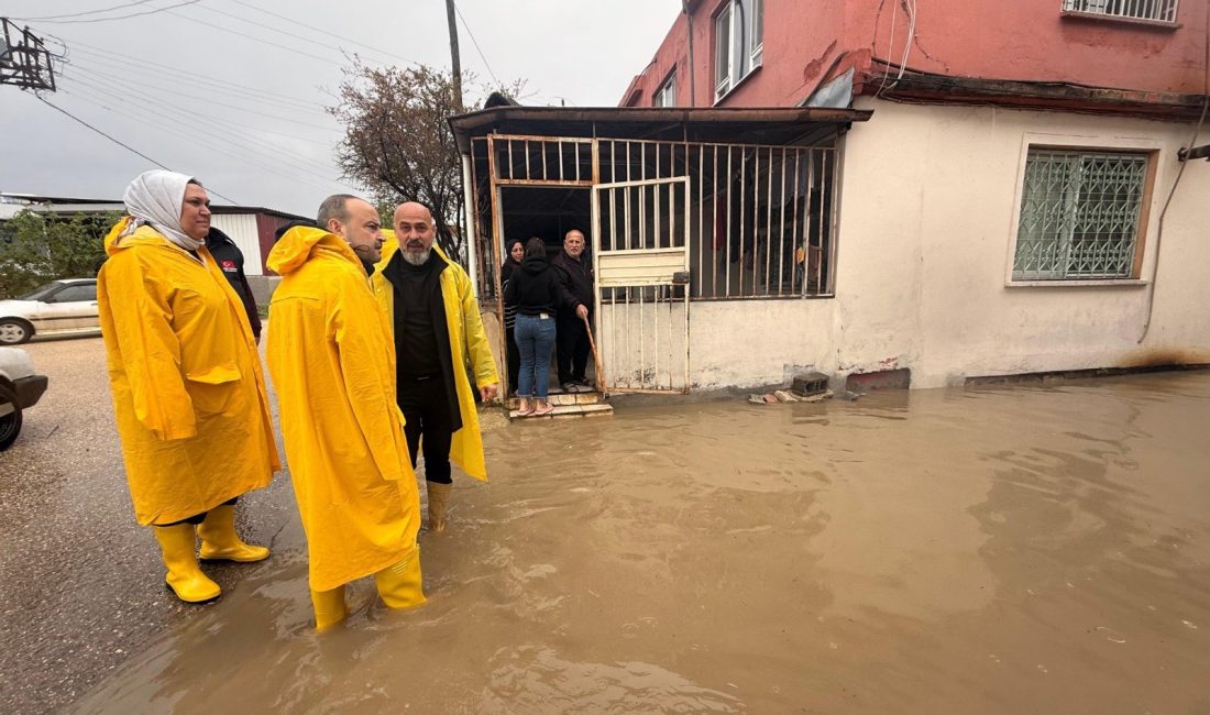 Hatay’da sel afetinin vurduğu noktalarda çalışmalarını sürdüren Antakya Belediyesi’nin yöneticileri