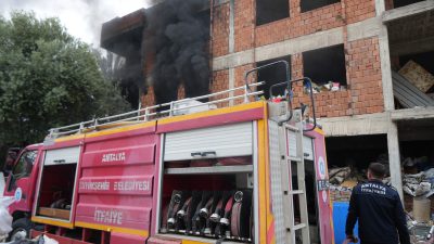 Antalya'nın en eski yerleşim yerlerinden biri olan Balbey Mahallesi'nde metruk