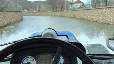 Konya'nın Bozkır ilçesinde bir çiftçinin temizlik amacıyla traktörüyle Çarşamba Kanalı'na