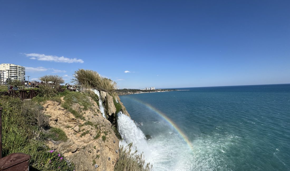 Antalya'nın Muratpaşa ilçesinde Düden Şelalesi'nde oluşan gökkuşağı, ziyaretçilere unutulmaz anlar