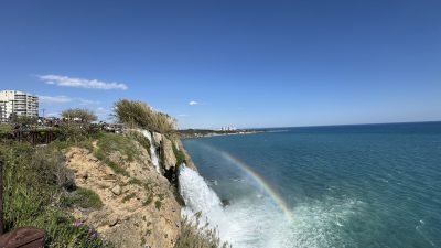 Antalya'nın Muratpaşa ilçesinde Düden Şelalesi'nde oluşan gökkuşağı, ziyaretçilere unutulmaz anlar