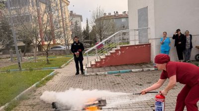 Kırklareli'nin Lüleburgaz ilçesinde huzurevi sakinleri ve personeline "Uygulamalı Yangın Eğitimi"