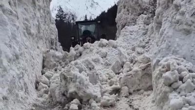Rize’nin yüksek kesimlerinde etkili olan kar yağışlarının ardından ulaşıma kapalı