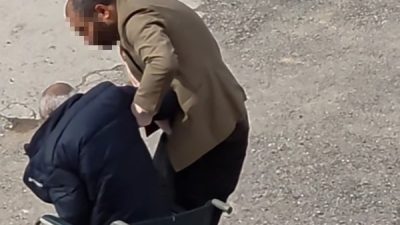 Kahramanmaraş'ta bir kişi, tekerlekli sandalye ile götürdüğü babasına bir anlık