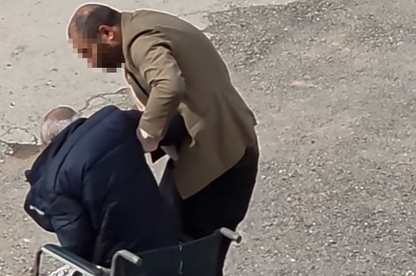 Kahramanmaraş'ta bir kişi, tekerlekli sandalye ile götürdüğü babasına bir anlık