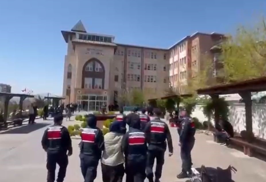 Kahramanmaraş'ta karısını tabanca ile vuran koca tutuklanarak cezaevine teslim edildi.