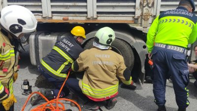 Hatay’da kendi tırını tamir ettiği esnada aracın hareket etmesiyle tekerlerin