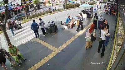 Antalya'nın Manavgat İlçesinde yaya geçidinden geçmekte olan anne ve kızına