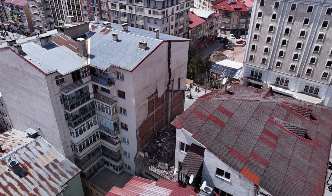 Sivas'ta yaklaşık bir ay önce bir binanın yıkımı sırasında bitişikteki