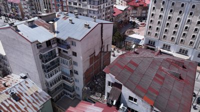 Sivas'ta yaklaşık bir ay önce bir binanın yıkımı sırasında bitişikteki