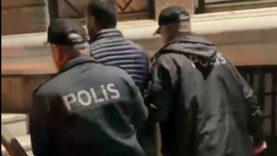 İzmir'in Konak ilçesinde polis ekipleri tarafından gerçekleştirilen denetimlerde, hakkında kesinleşmiş