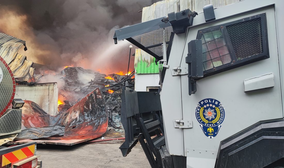 Adana Valisi Mustafa Yavuz yangının geri dönüşüm tesisinin depo bölümünde