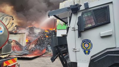 Adana Valisi Mustafa Yavuz yangının geri dönüşüm tesisinin depo bölümünde