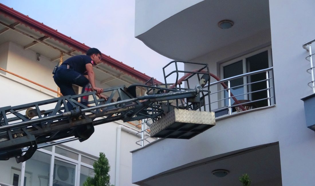  Antalya'da bunalıma giren bir genç, ailesi evde yokken daireyi