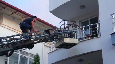  Antalya'da bunalıma giren bir genç, ailesi evde yokken daireyi