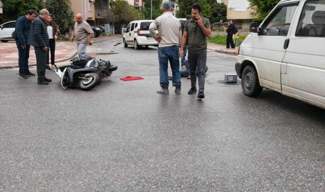 Antalya'nın Manavgat ilçesinde kamyonetle çarpışan motosikletin sürücüsü yaralandı.