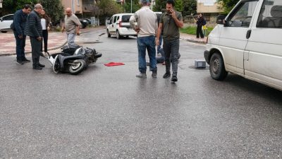 Antalya'nın Manavgat ilçesinde kamyonetle çarpışan motosikletin sürücüsü yaralandı.