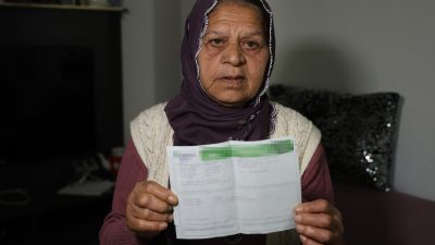 Adana'da bir kişi, emekli maaşını çekmesi için kartını ve cep