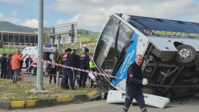  Bartın'da halk otobüsünün bir otomobile çarpması sonucu ilk belirlemelere