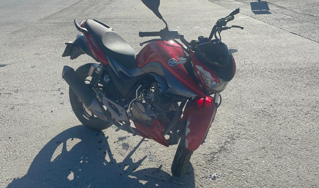 Karaman’da hafif ticari araçla çarpışan motosikletin sürücüsü yaralandı. Kaza anı