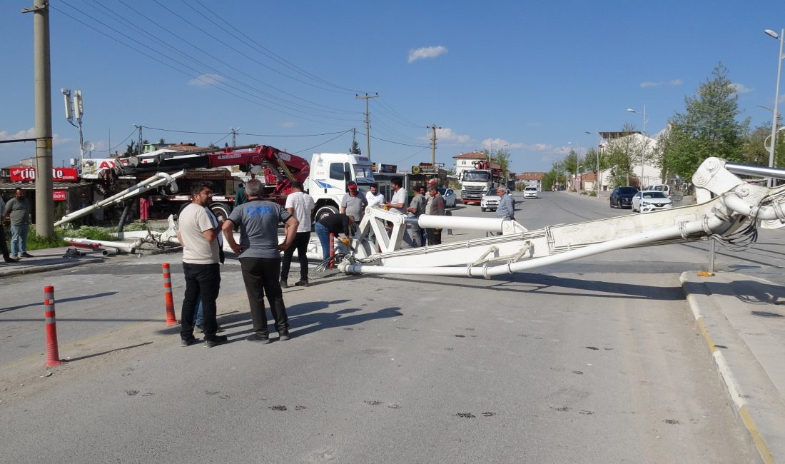 Malatya'da inşaat çalışması sırasında devrilen beton pompası yola düştü, seyir