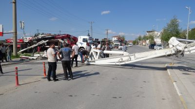 Malatya'da inşaat çalışması sırasında devrilen beton pompası yola düştü, seyir