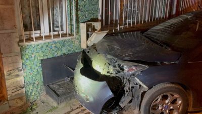 Bursa'da iddiaya göre alkollü sürücü, direksiyon hakimiyetini kaybedip kaldırımda park