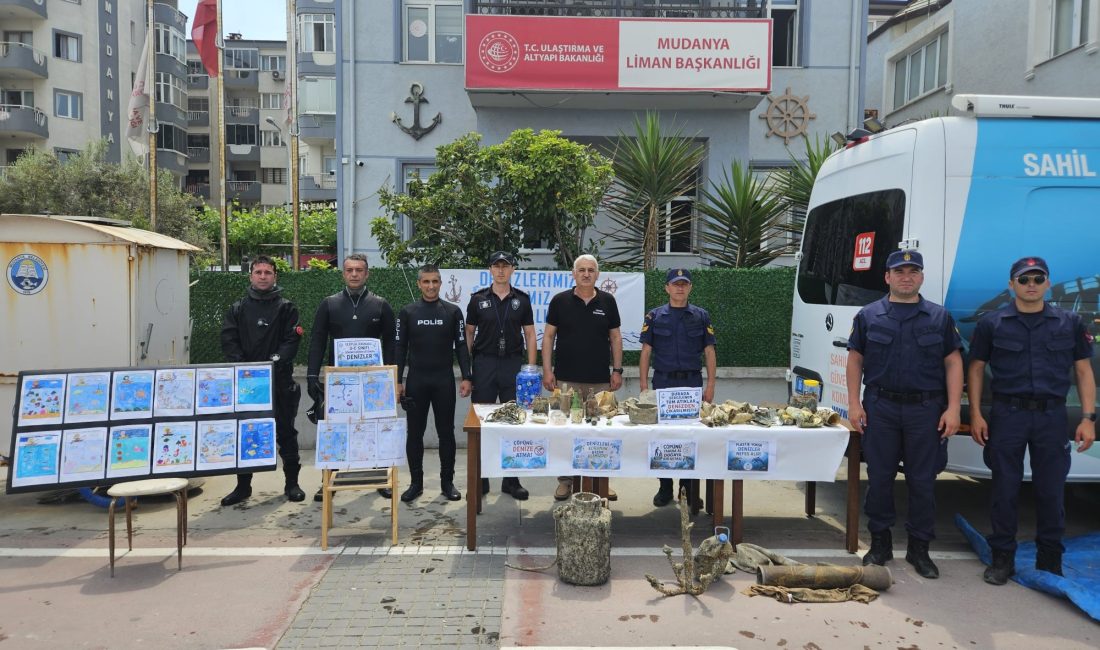 Bursa'nın Mudanya ilçesinde Çevre Haftası çerçevesinde düzenlenen etkinlikte, polis dalgıçlar