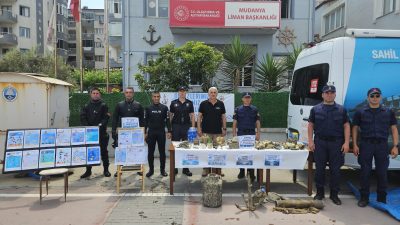 Bursa'nın Mudanya ilçesinde Çevre Haftası çerçevesinde düzenlenen etkinlikte, polis dalgıçlar