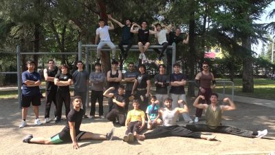 Bursa'da calisthenics (sokak antrenmanları) sporuyla ilgilenen gençler ve eğitmenler, hem