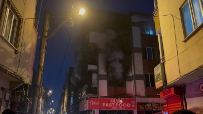Bursa'da elektrikten çıktığı iddia edilen yangın, sokakta panik oluşturdu. Yangında