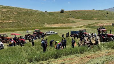 Adana'nın Tufanbeyli ilçesinde traktörün devrilmesi sonucu 1 kişi hayatını kaybetti.