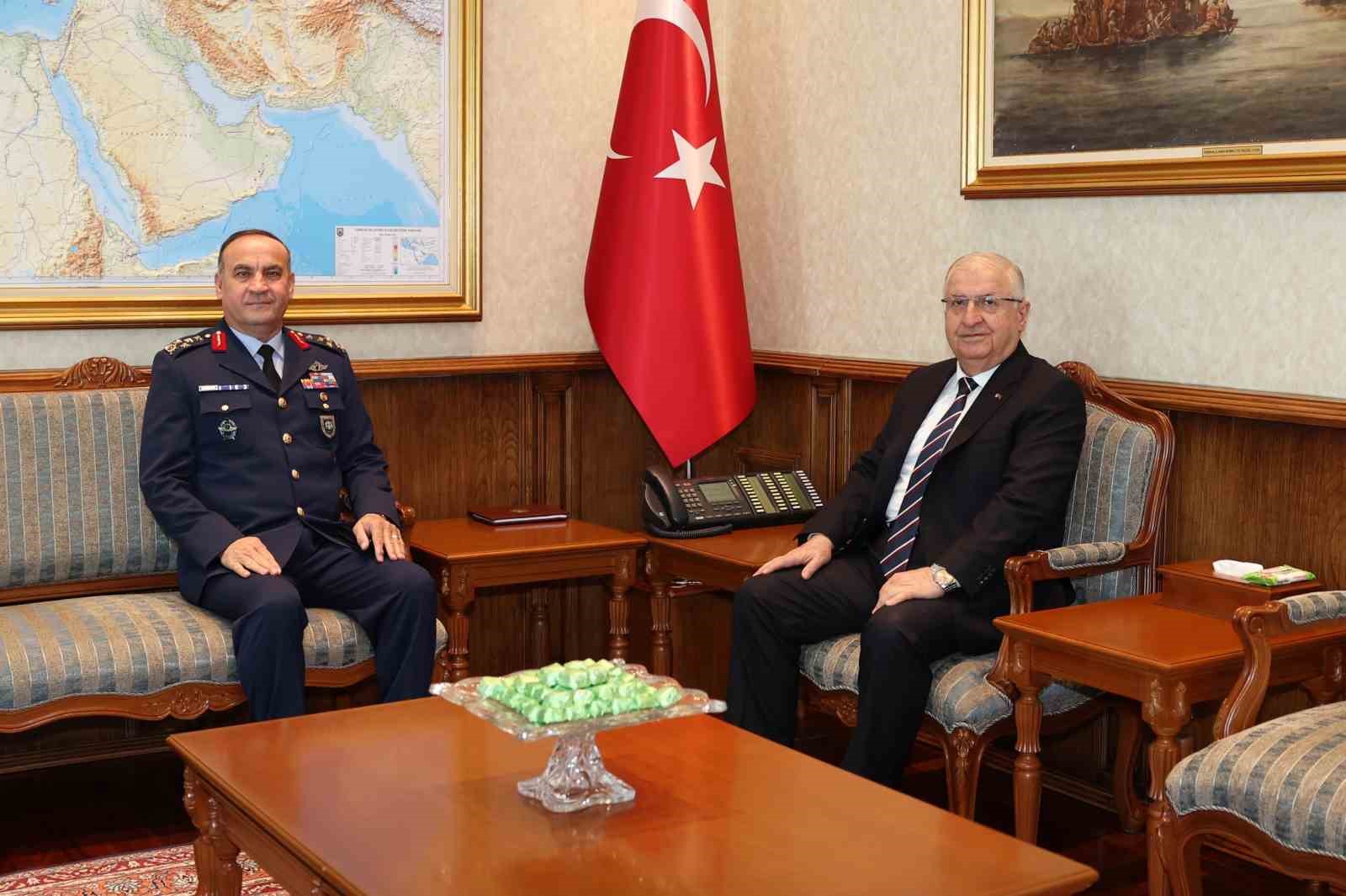BAKAN GÜLER, HAVA KUVVETLERİ KOMUTANI ORGENERAL DALKIRAN’I KABUL ETTİ 3 BAKAN GÜLER, HAVA KUVVETLERİ KOMUTANI ORGENERAL DALKIRAN’I KABUL ETTİ