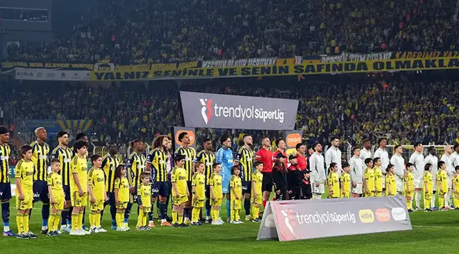 Trendyol Süper Lig'in 4. haftasında sezonun ilk büyük derbisi oynanıyor.